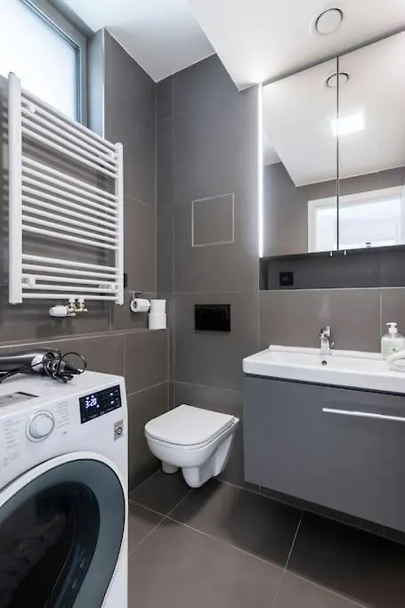 Spacious Top Floor Flat, Air Conditioning, Free Parking, 200Mb Wifi Prag Daire
