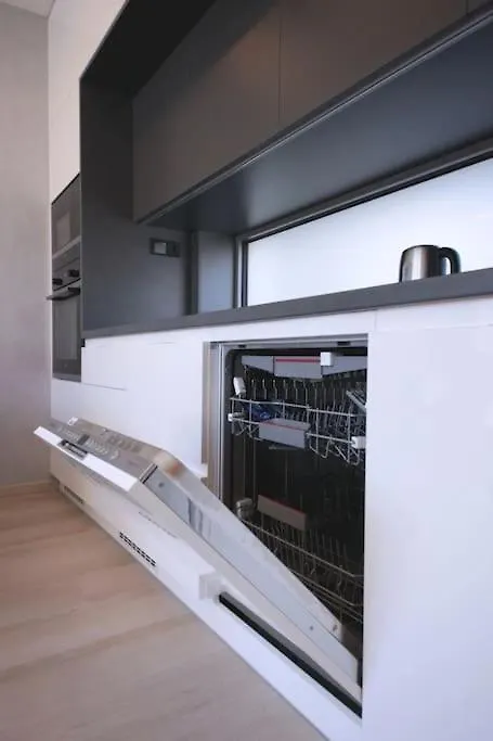 Spacious Top Floor Flat, Air Conditioning, Free Parking, 200Mb Wifi Prague Apartment