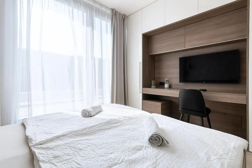 Spacious Top Floor Flat, Air Conditioning, Free Parking, 200Mb Wifi Prague 0*,