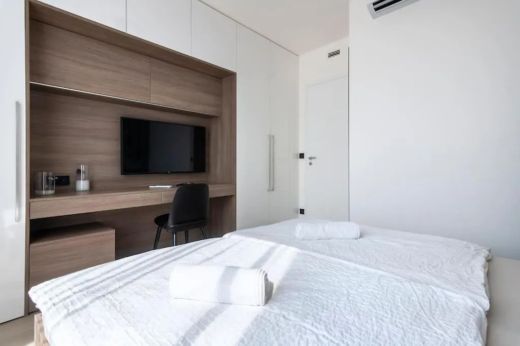 Spacious Top Floor Flat, Air Conditioning, Free Parking, 200Mb Wifi Prague Apartment