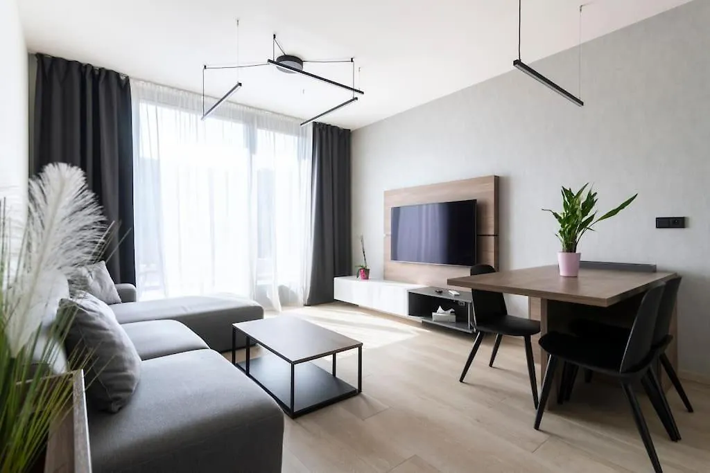 Spacious Top Floor Flat, Air Conditioning, Free Parking, 200Mb Wifi Prague